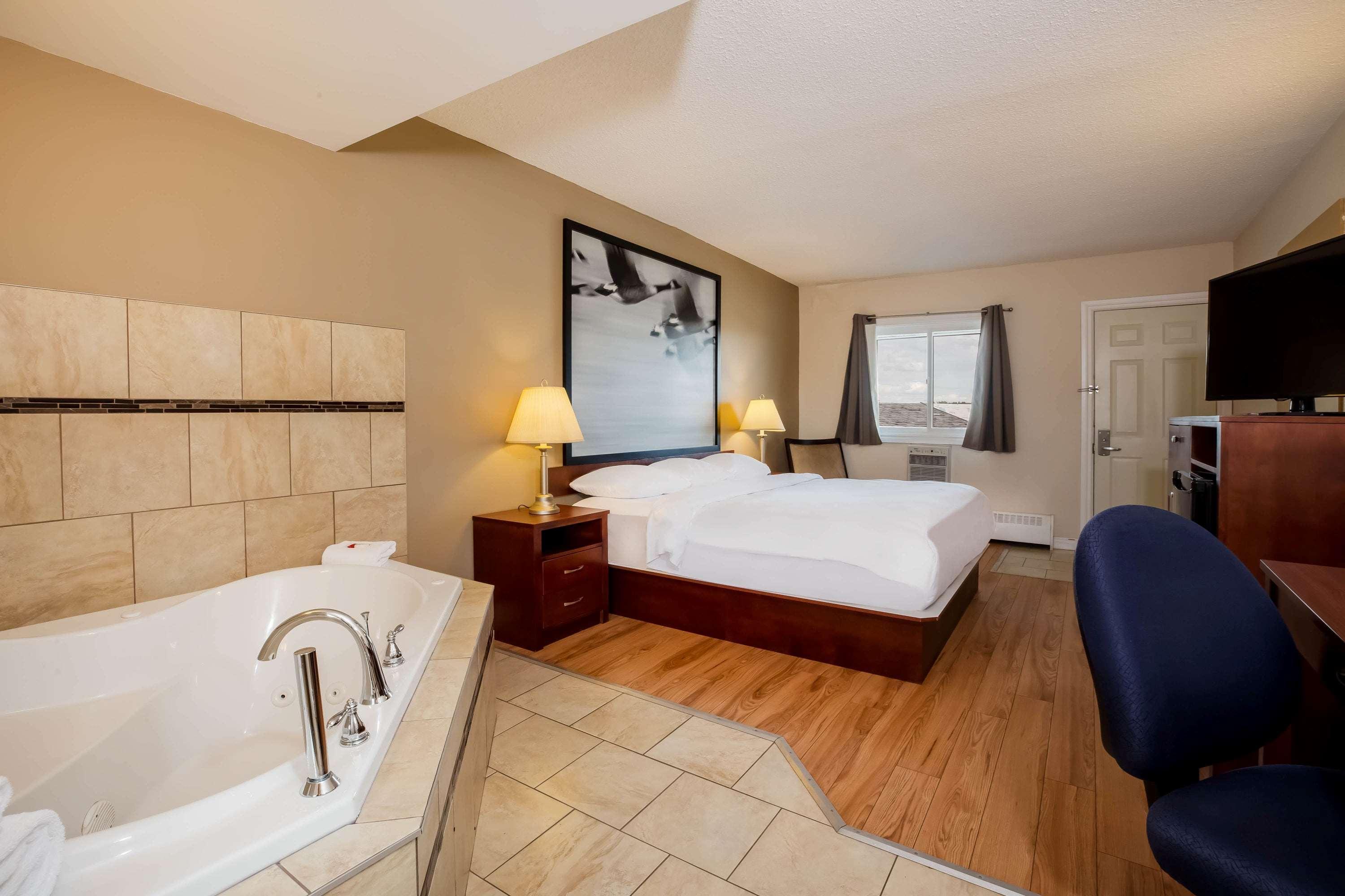 Super 8 By Wyndham Smoky Lake Buitenkant foto